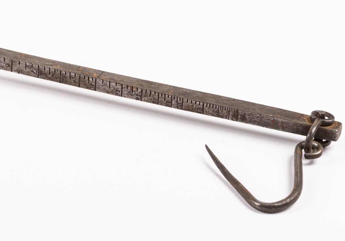 Besman, av järn. Med handtag. Märkt A. Lundberg. Krönt 1831.26.10. IM.