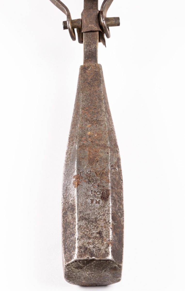 Besman, av järn. Med handtag. Märkt A. Lundberg. Krönt 1831.26.10. IM.