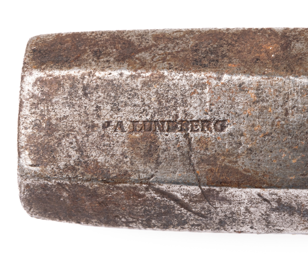 Besman, av järn. Med handtag. Märkt A. Lundberg. Krönt 1831.26.10. IM.