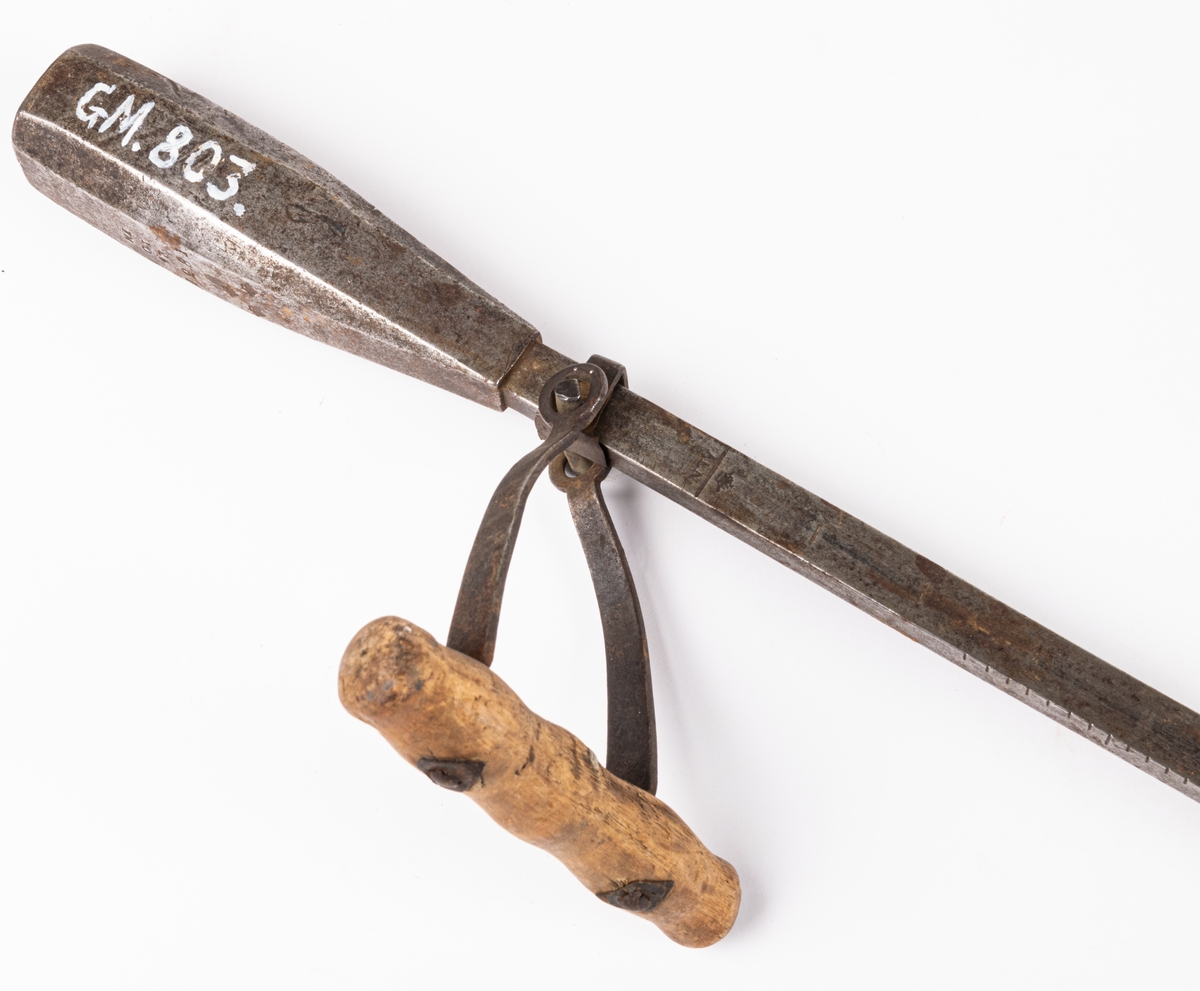 Besman, av järn. Med handtag. Märkt A. Lundberg. Krönt 1831.26.10. IM.