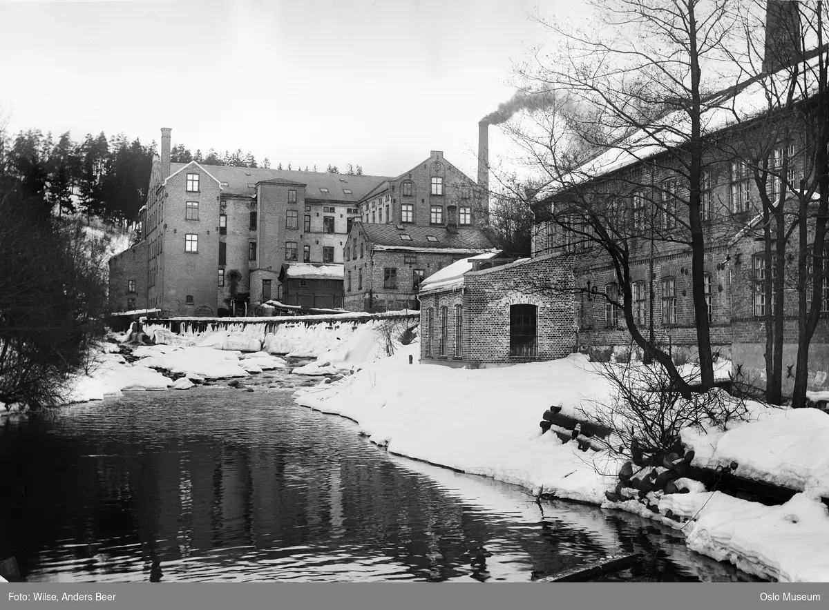 elv, foss, snø, fabrikkbygninger, skorstein, røyk, skog