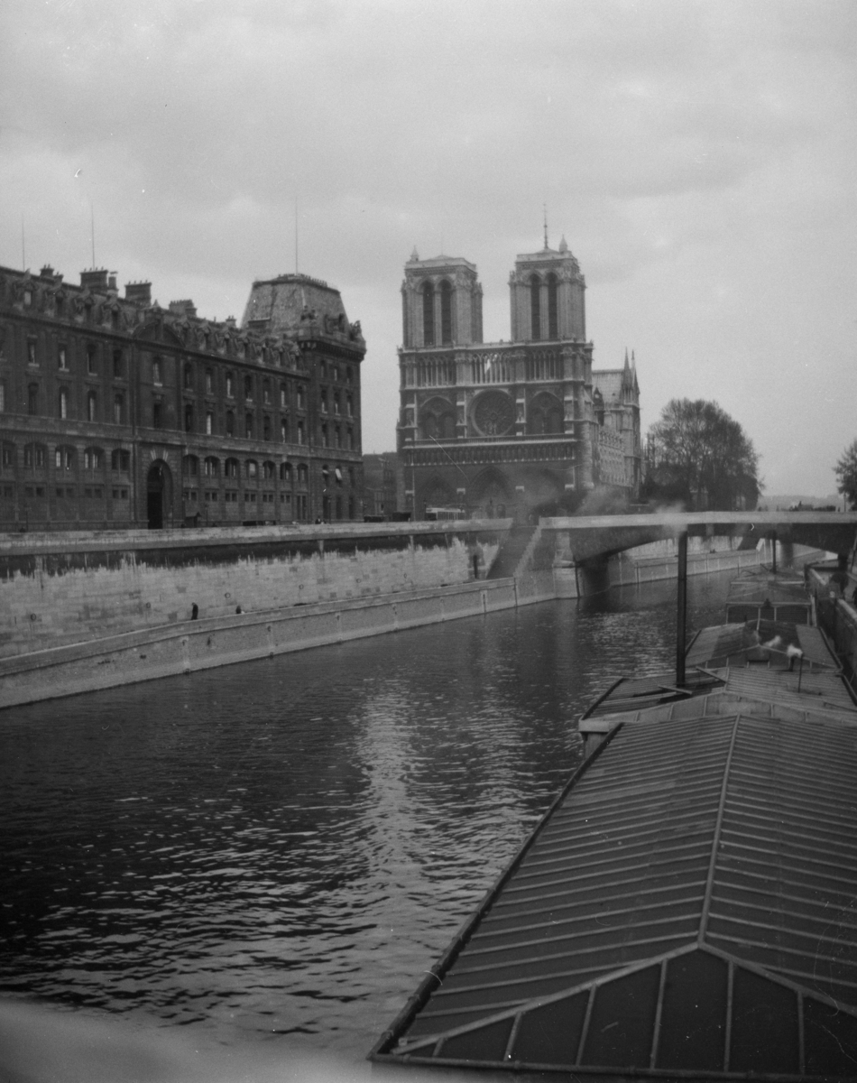 Frankrike, Paris. Pont Saint-Michel wn bro som knytter Place Saint-Michel på vestsiden av Seine med Île de la Cité. Notre-Dame i bakgrunnen