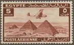 Frimärke ur Gösta Bodmans filatelistiska motivsamling, påbörjad 1950.
Frimärke från Egypten, 1947. Motiv av Gammalt och nytt! Flygplan över Egyptens pyramider 