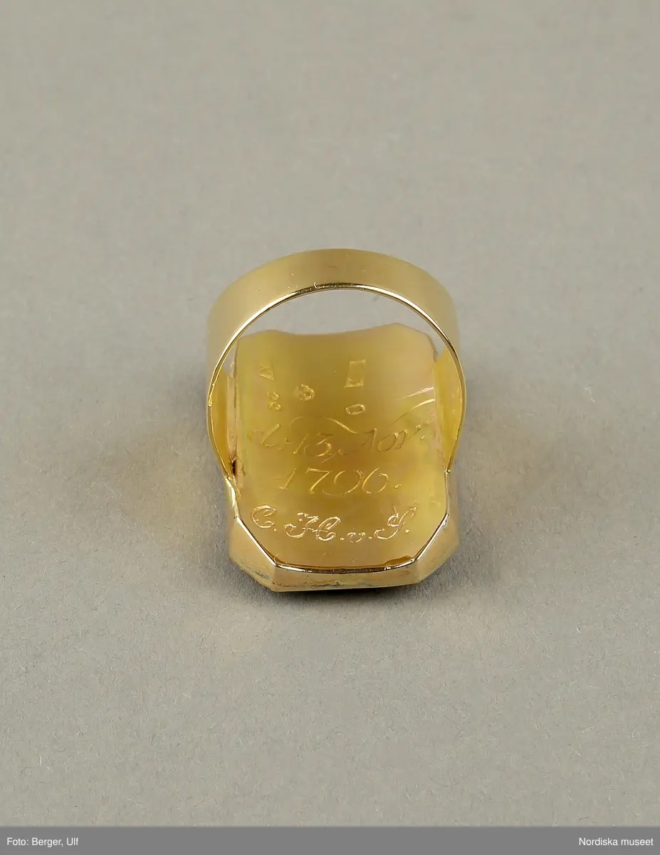  Ring av guld med miniatyrporträtt föreställande Märtha Helena Reenstierna. Målat 1796 på ben i gouacheteknik av Jacob Henric Rönngren (1756-1822) på beställning av M.H.R. även kallad "Årstafrun". Ringen avsedd som gåva till hennnes make ryttmästaren Christian Henric von Schnell på hans namnsdag den 13 november 1796. Graverat C.H.v.S. d. 13 Nov. 1796. 
Monteringen med 18K guld utförd av juveleraren Nils Hofsten. Stämplar: O2 (1796), S:t Erik, NH, 18K,  Kontrollmärke) Sannolikt omarbetad montering 1814.
Porträttet avbildar Märtha Helena Reenstierna i bröstbild sittandes i halvprofil iklädd blå klänning med liten rosenbukett i barmen. Hennes hår är friserat i täta små lockar, håret når nedaför nacken och hon har en smal rosengirlang runt håret. Ögonen bruna. Svagt rosa kinder. Bakgrunden mörk.

Jacob Henric Rönngren var kapten-mecanicus i arméns flotta. Han var född i Finland 1756 men slutade sina dagar i Stockholm 1822. Något dussin av hans miniatyrporträtt är kända - de flesta i Finland och vanligen knutna till officerskåren. Ett porträtt tillhör Finlands Nationalmuseum. I Nationalmuseum, Stockholm, finns sju miniatyrporträtt bl a av gmj Corfitz Beck-Friis (1724-1798), öljt David von Schewen (1770-1841) samt dåv kh i Finska församlingen, Bengt Lange.   

Nils Hofsten blev mästare som juvelerare i Stockholm 1788. Hans ritning till mästerstycke finns på Nationalmuseum. Hofsten stämplade 1795 -1805. Död 1814.
Ingrid Roos 2011-01-17
