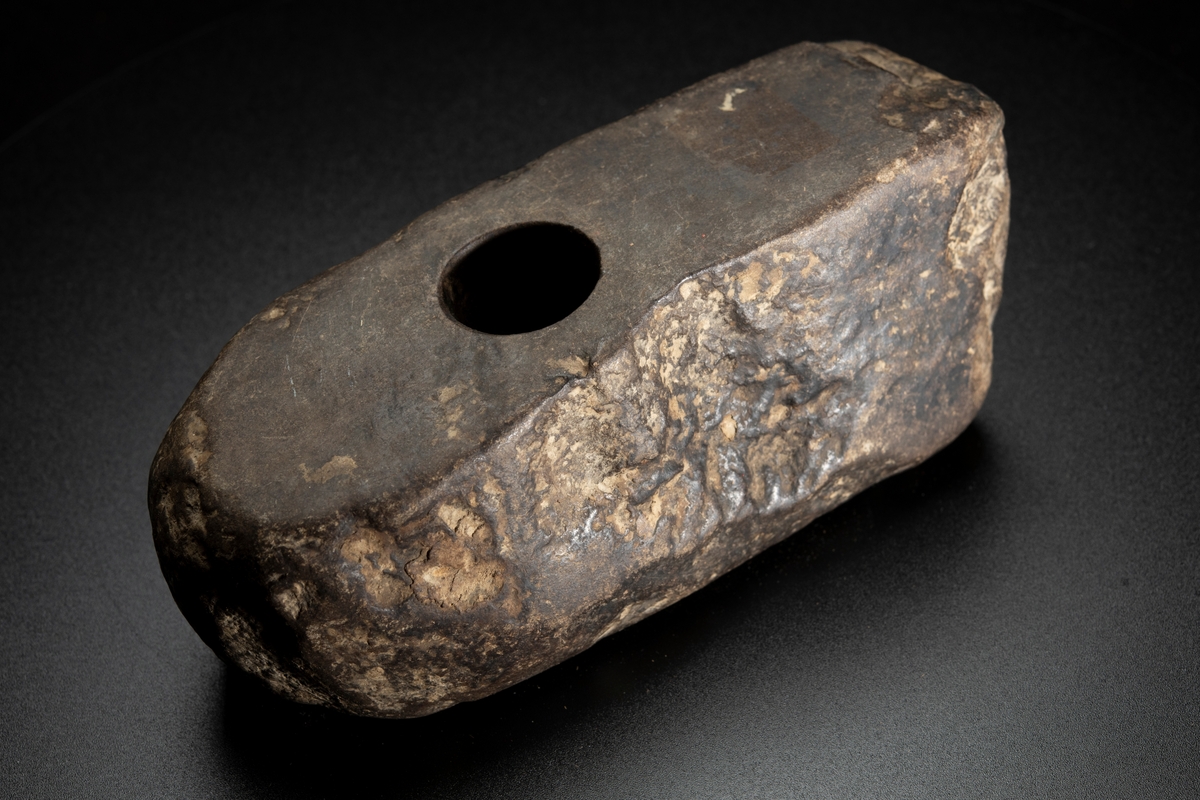 Skafthålsyxa av bergart.