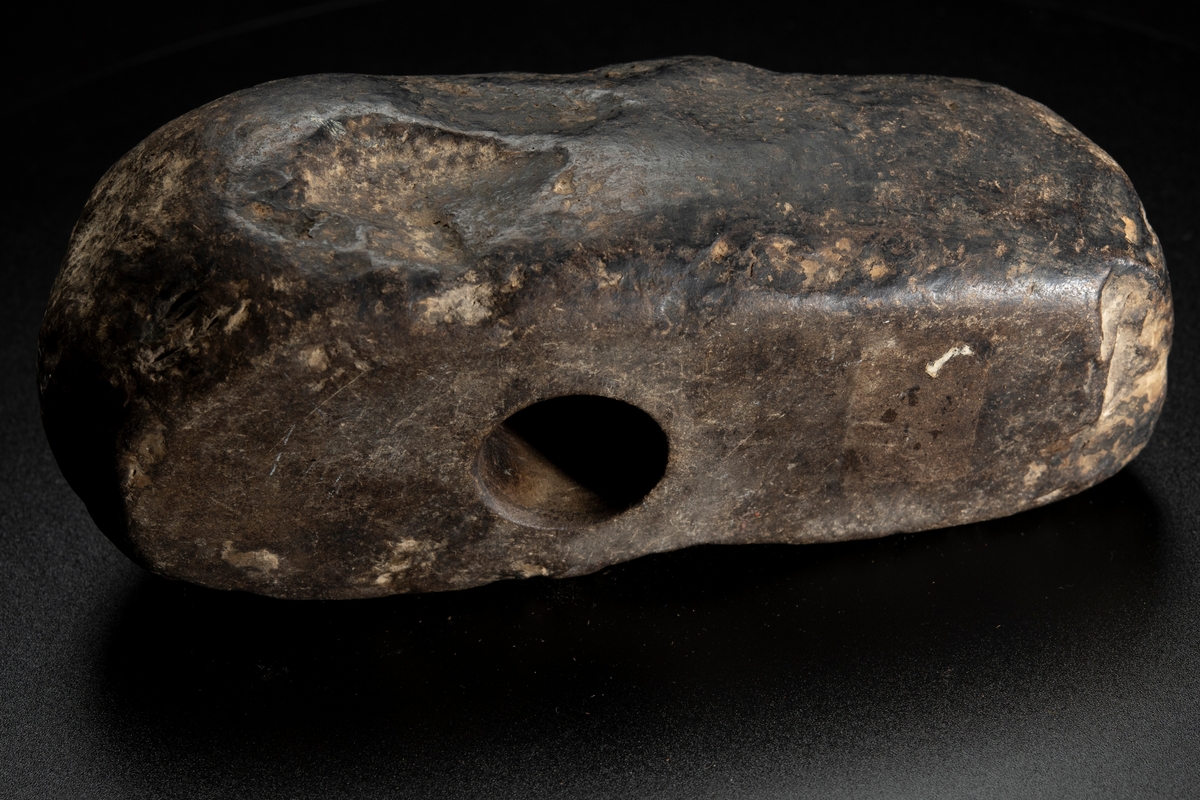 Skafthålsyxa av bergart.