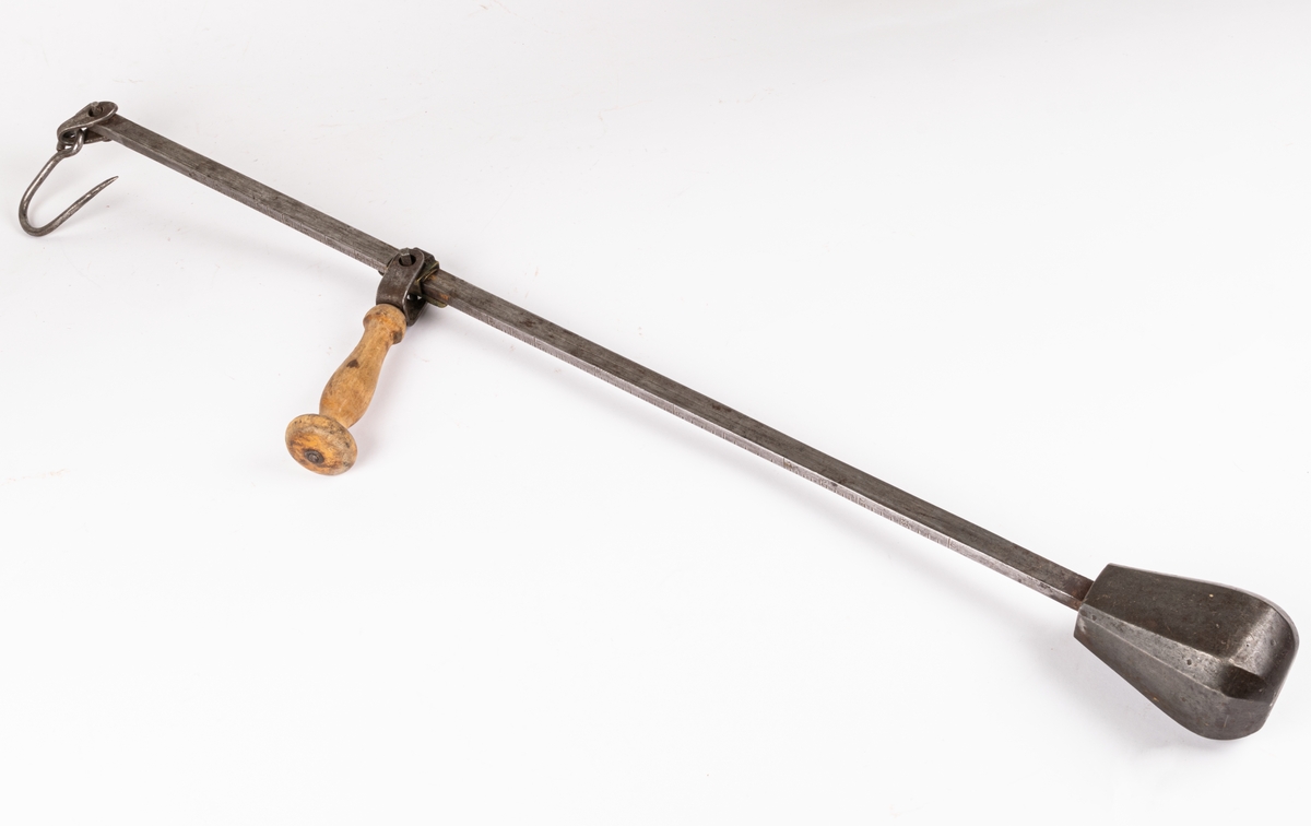 Besman, väger upp 40 kg.
Av järn, handtag av trä. Klumpen märkt "38.84".
Längd 80cm.