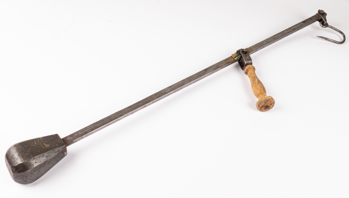 Besman, väger upp 40 kg.
Av järn, handtag av trä. Klumpen märkt "38.84".
Längd 80cm.