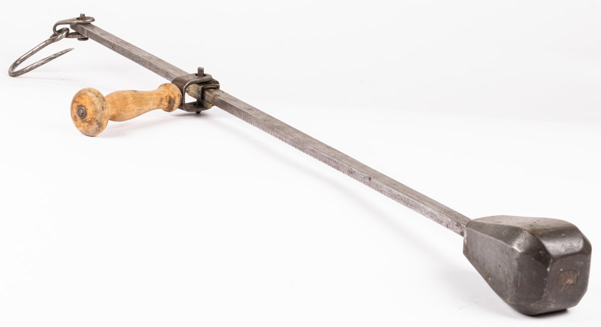 Besman, väger upp 40 kg.
Av järn, handtag av trä. Klumpen märkt "38.84".
Längd 80cm.