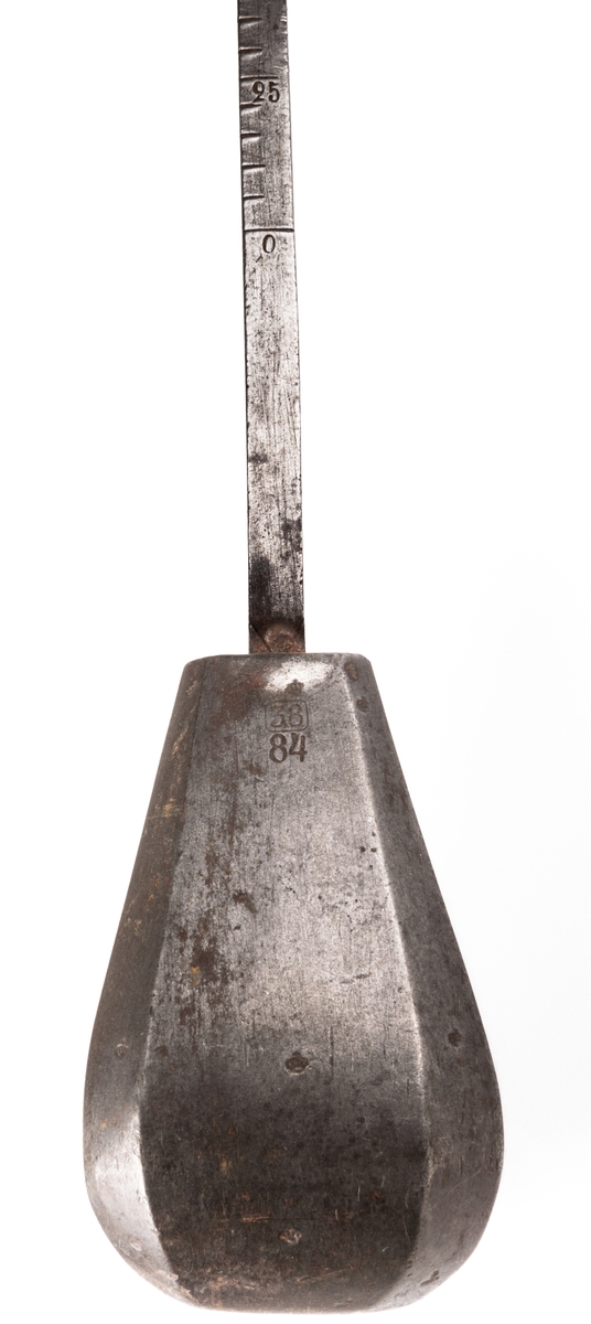 Besman, väger upp 40 kg.
Av järn, handtag av trä. Klumpen märkt "38.84".
Längd 80cm.