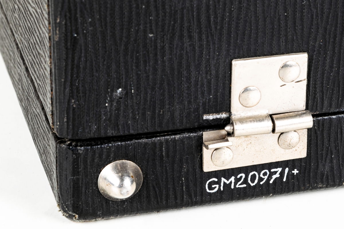Reseskrivmaskin, Underwood Portable. Svartlackerad plåt. Runda tangenter med text på vit botten under cellulloid och med förnicklade kanter. Text: "UNDERWOOD" resp "UNDERWOOD PORTABLE" i guldfärg samt "A-B HADAR SCHMIDT GENERALAGENT STOCKHOLM". Tillv.nr: 659847.
I svart låsbar låda med bärhandtag. Nyckel saknas.
