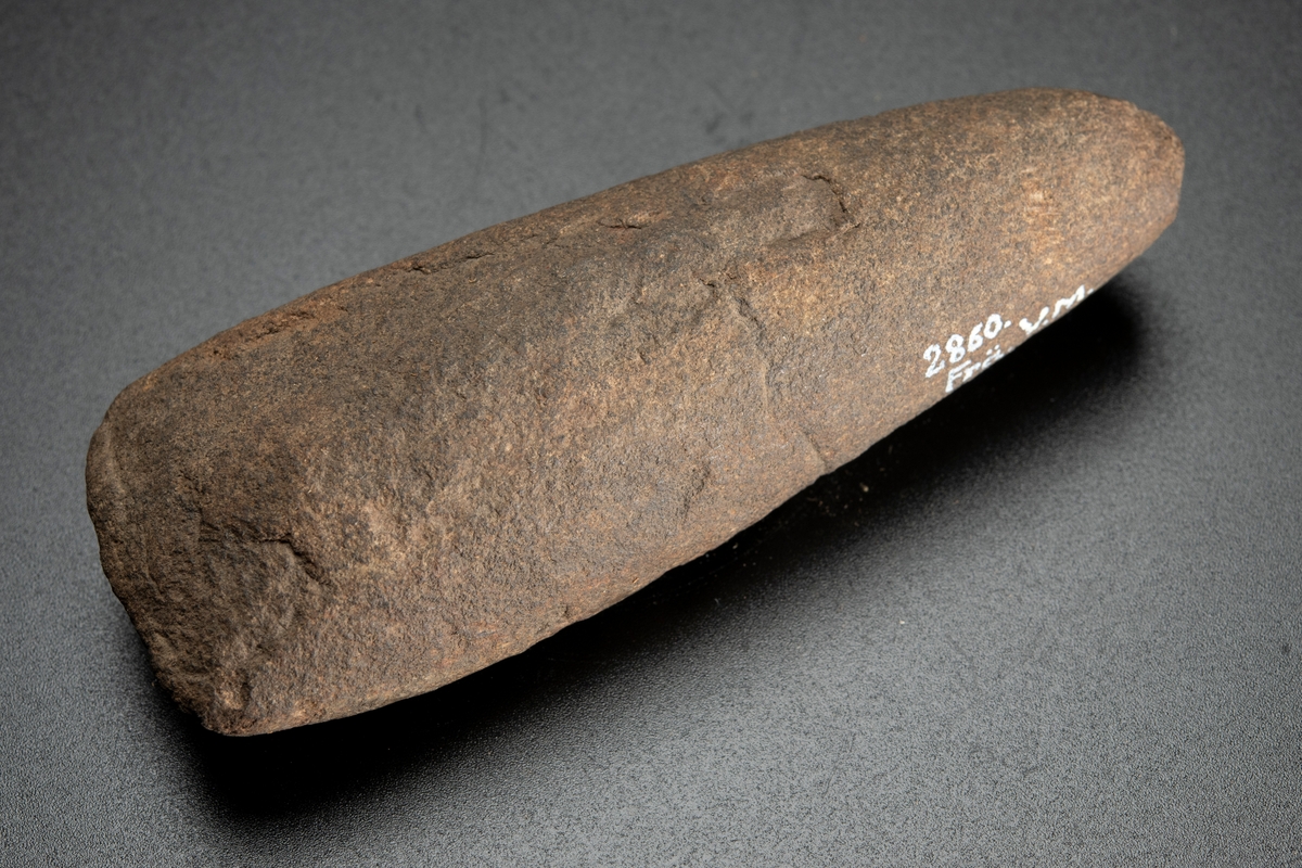 Tvärsnittet ovalt mot eggen, runt mot nacken. Vittrad.