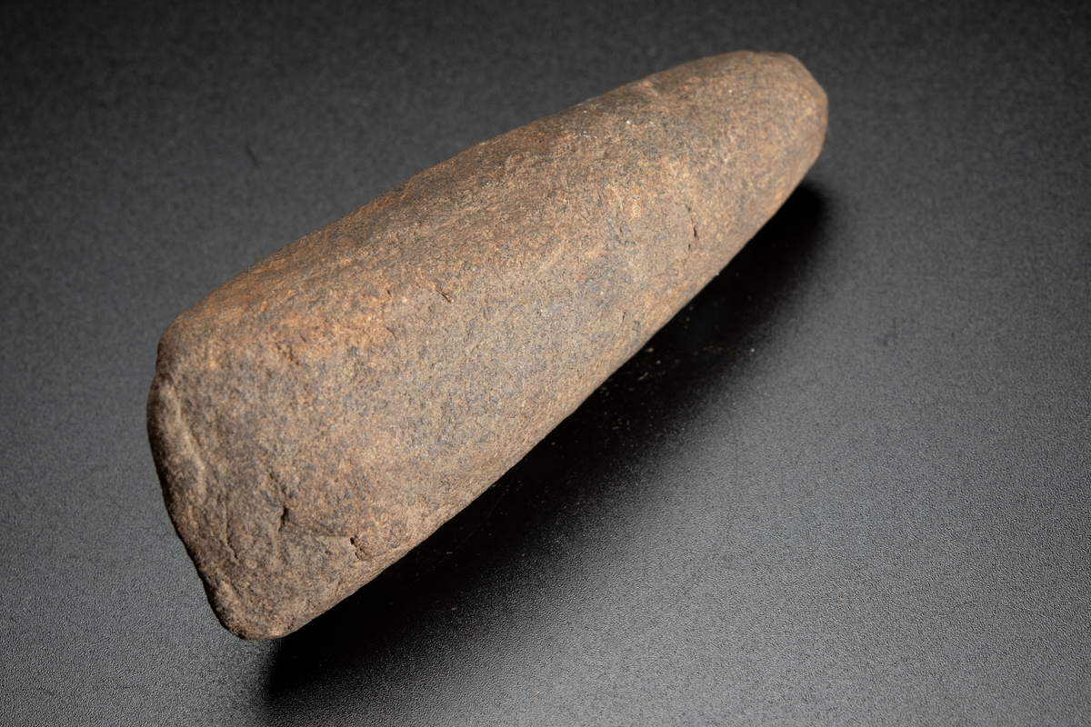 Tvärsnittet ovalt mot eggen, runt mot nacken. Vittrad.