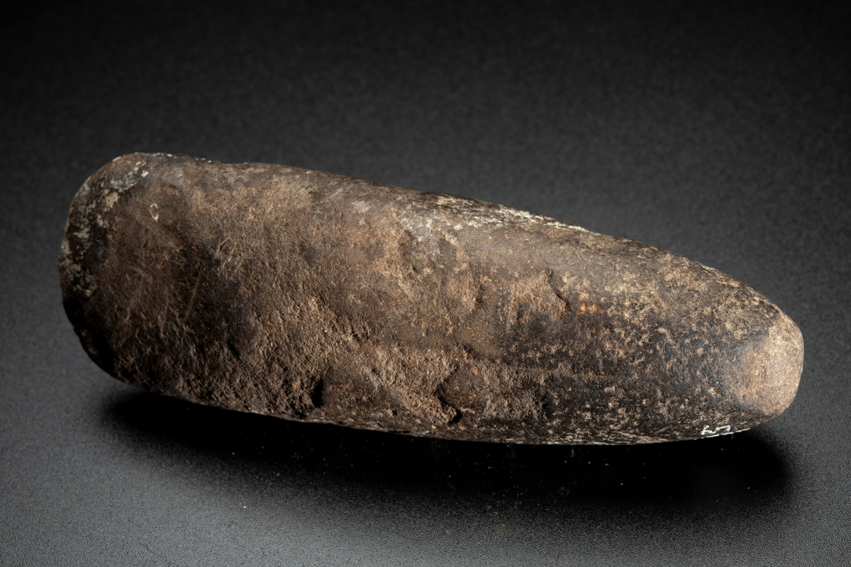 Ovalt (i det närmaste runt) tvärsnitt. Eggen sliten. Delvis slipad.