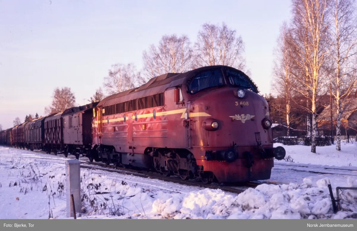 Diesellokomotiv Di 3 608 med godstog til Kongsvinger på Braskereidfoss stasjon