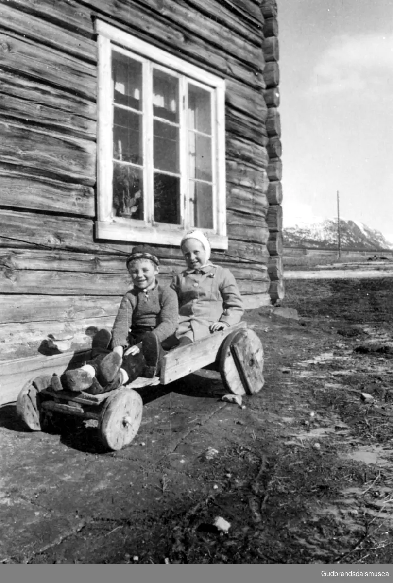 Sverre Forberg (f. 1940) og Marit Forberg (f. 1937 g. Skjedsvoll) på ein leikebil