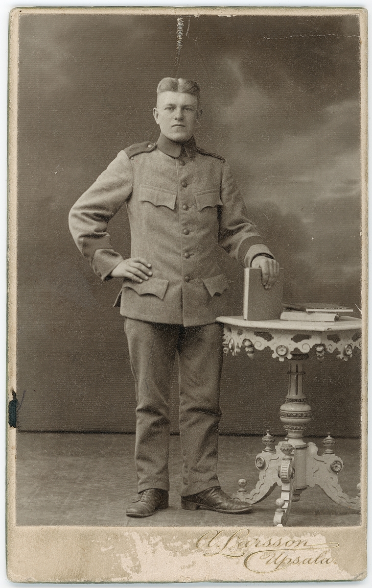 Kabinettsfotografi - "lumpgubbe" vid I 8, Uppsala 1915