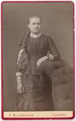 Kabinettsfotografi - ung kvinna med lång fläta, Enköping