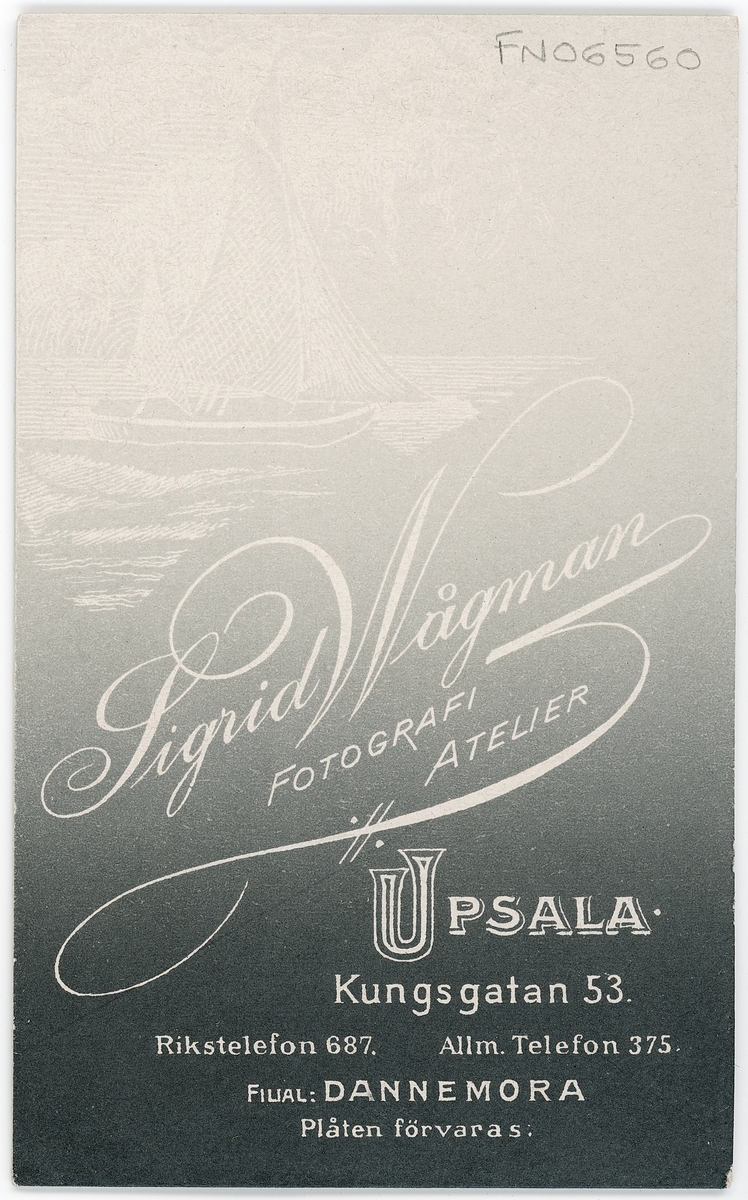Kabinettsfotografi - kvinna med barn i sjömansdräkt, Uppsala