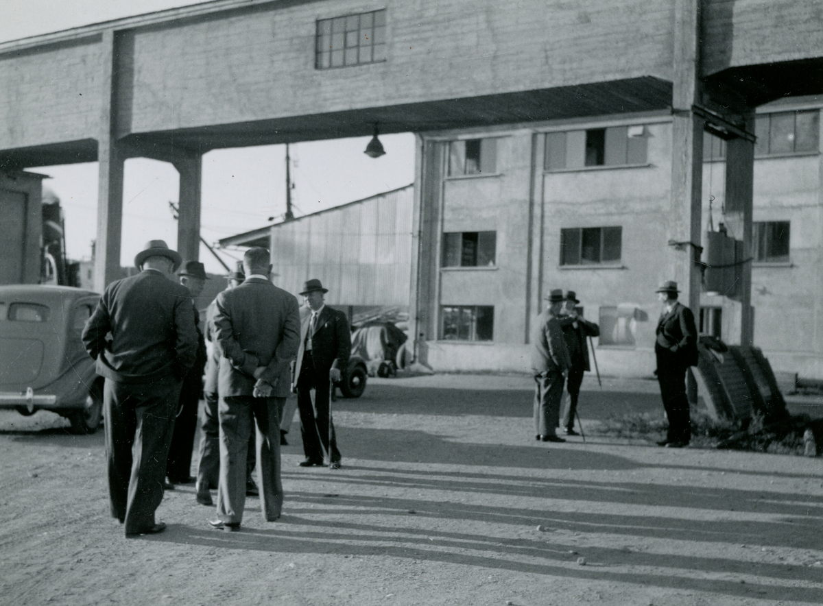 Kornrådet på besøk på Kambo mølle 25.8.1936.  På bildet med dei to personale er rådsmedlemmane Nilssen og Eldrum ved maisrenna på mølla.  