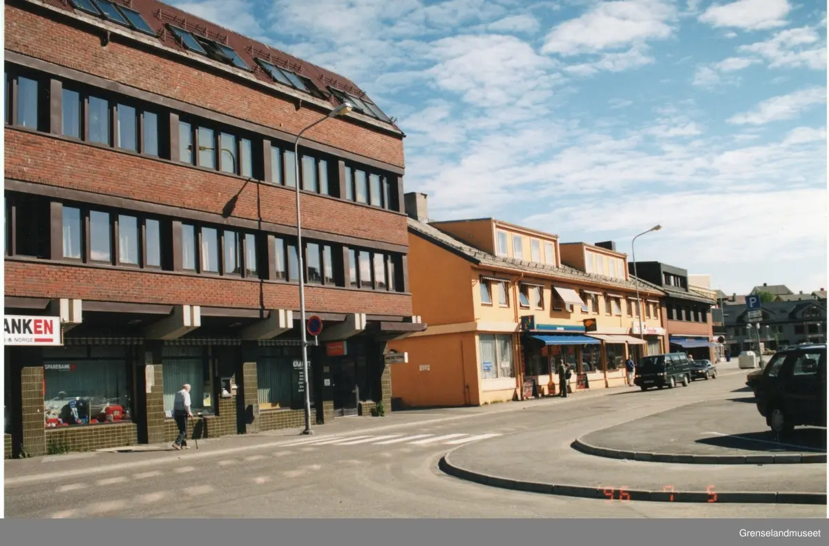 Krysset mellom Kongens gate og Wiulls gate. I murbygningen til venstre er Sparebanken. Til høyre for det i den gule bygningen er Narvesen. 