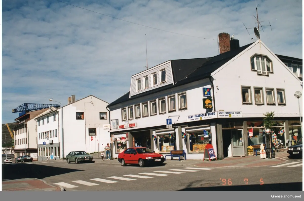 Krysset mellom Dr. Wessels gate og Rådhusgata. I den nærmeste bygningen er Olav Fiskebeck Kiosken og en Video Kiosk. 