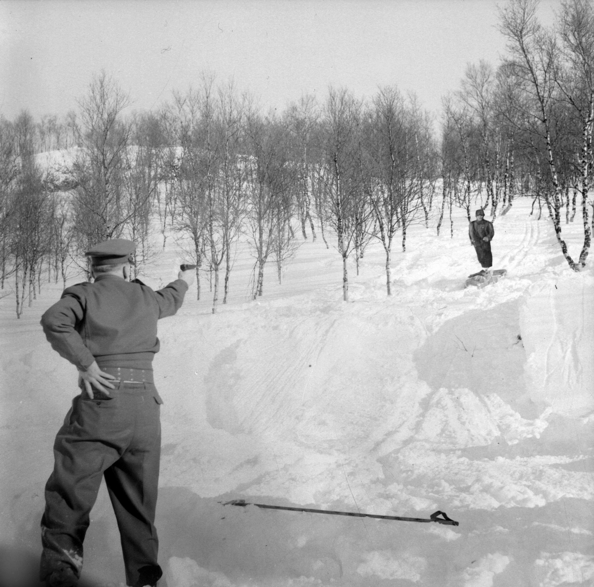 Offiser skyter med Luger.