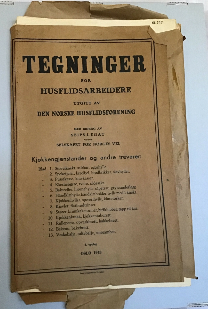 Mappe med arbeidsteikninar brukt i undervisninga.  Mappa inneheld  teikningar av ulike kjøkengjenstandar som til dømes hyller, kjevler og krakk. Opprinneleg har det vore 13 ark med teikningar men det vantar nokre av dei originale.  Det er og lagt til nyare  og eldre ark med teikningar i mappa. Nokre av arka som er i mappa pr no er eldre utgåver som nok har vore i ei eiga mappe opprinneleg. Desse er merka med Den Norske Husflidsforening Christianina og er teikningar av  ulike verktøy.
Mappa inneheld totalt 32 ark.