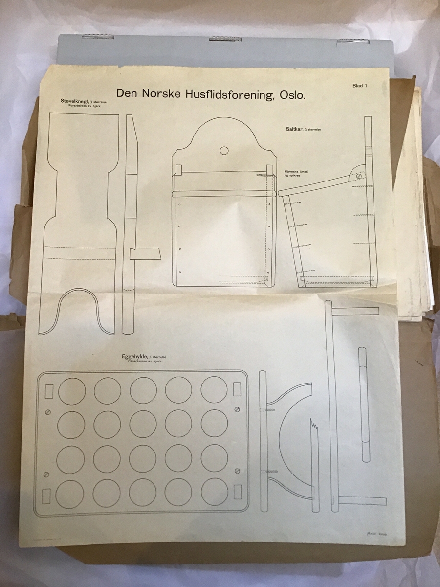 Mappe med arbeidsteikninar brukt i undervisninga.  Mappa inneheld  teikningar av ulike kjøkengjenstandar som til dømes hyller, kjevler og krakk. Opprinneleg har det vore 13 ark med teikningar men det vantar nokre av dei originale.  Det er og lagt til nyare  og eldre ark med teikningar i mappa. Nokre av arka som er i mappa pr no er eldre utgåver som nok har vore i ei eiga mappe opprinneleg. Desse er merka med Den Norske Husflidsforening Christianina og er teikningar av  ulike verktøy.
Mappa inneheld totalt 32 ark.