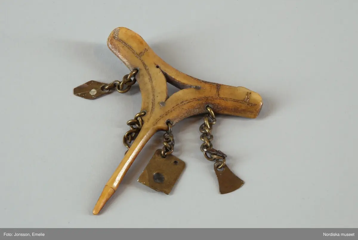 Huvudliggaren:
"Visare till lapptrumma. Dep. 15/11 1943. Deposition av Statens Hist. Museum enl. instr. 2/2 1943. [Tidigare numrering] St. H. M. 360:29."