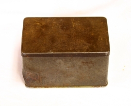 Skrin m/skoringer. Metall. Rektangulær. Lokk hengslet på ene langsiden. Inneholder skoringer.