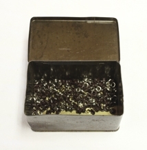 Skrin m/skoringer. Metall. Rektangulær. Lokk hengslet på ene langsiden. Inneholder skoringer.