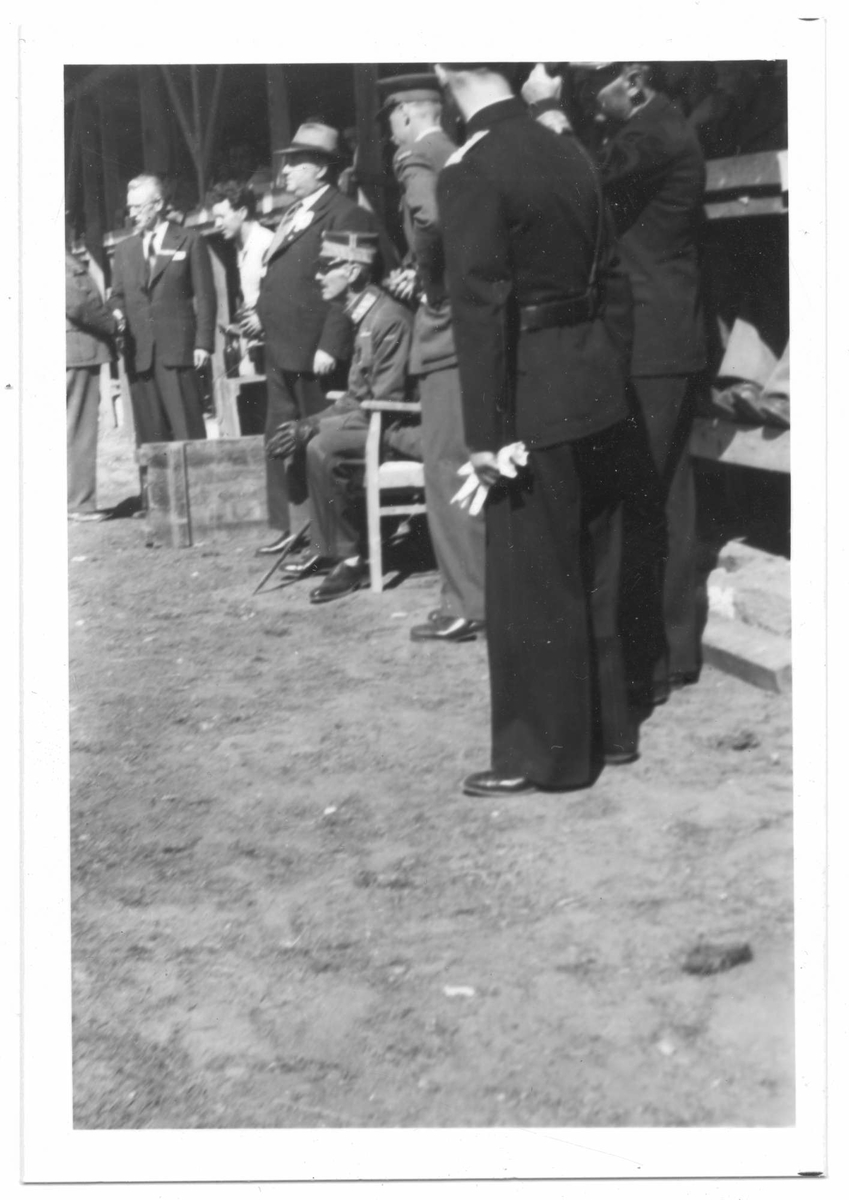 Tilskuere på standplass under landsskytterstevnet i Harstad 1946. Kong Haakon i midten.