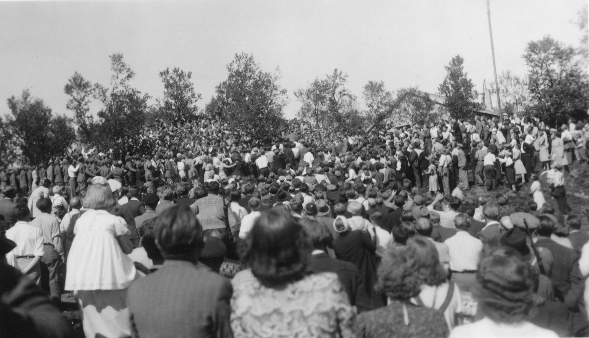 Folkemengde samlet på Heggenkollen.