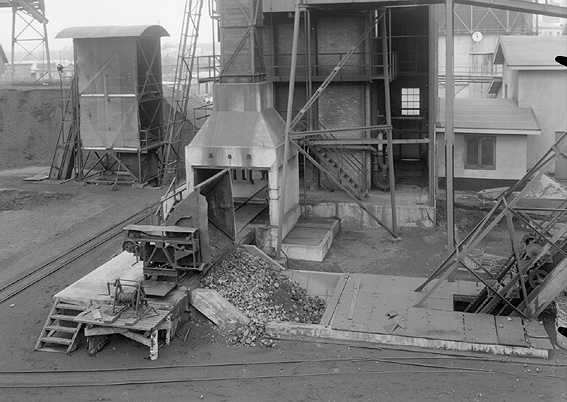 Gasverket i Yttre hamn. Verksamheten pågick där från 1938 till 1966 för att tidigare ha legat vid Klaraborg och vid Hamngatan före branden 1865. Sammantaget producerades det stadsgas i Karlstad i över 100 år.