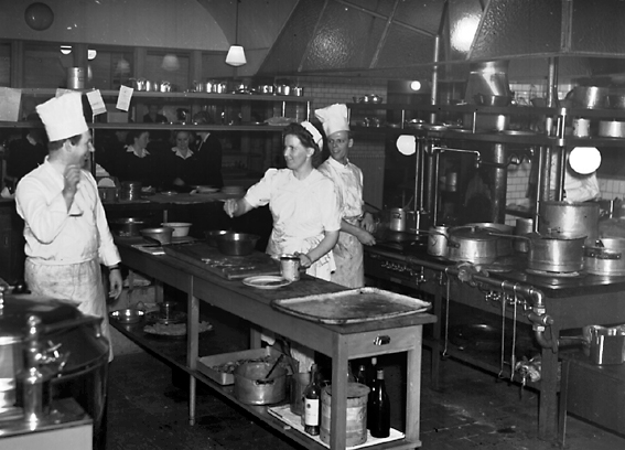 Bildserie från Stadshotellets nya kök, taget i bruk 1944.