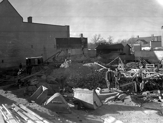 Skånska Cementgjuteriet bygger nytt åt Motoraktiebolaget Volvo i Herrgårdsgatsbacken 1944-45.