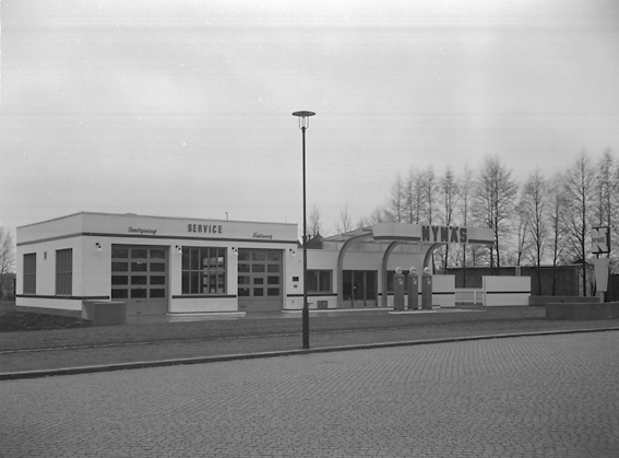 Bild tagen 1944 på Nynäs nyuppförda  bensinstation vid Våxnäsgatan mellan nuvarande Karolinen och järnvägen. Nynäs var ett svenskt varumärke med raffinaderi i...Nynäshamn.