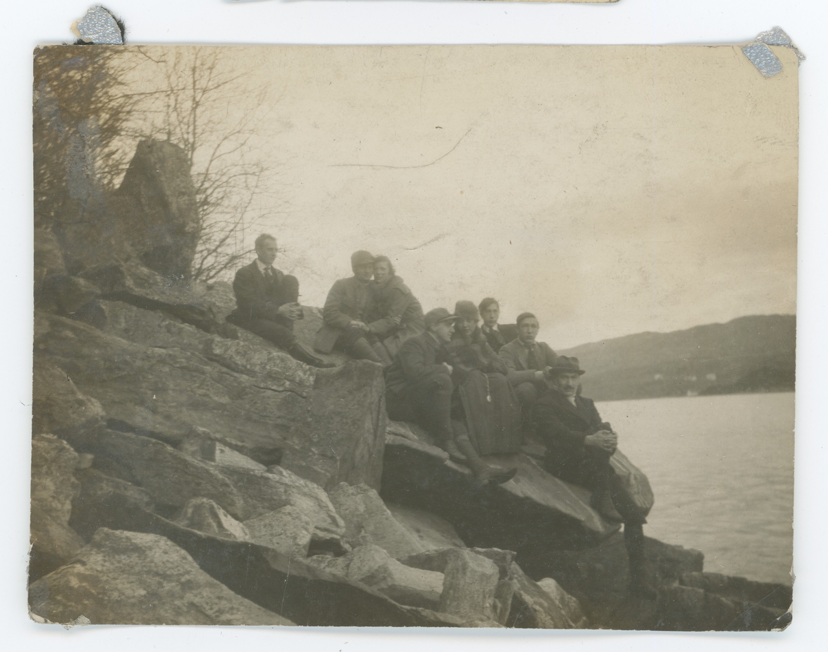 En gruppe mennesker sitter på et berg ved Fjørresfjorden i Tysvær.