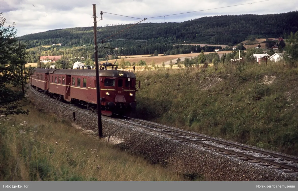 Elektrisk motorvognsett type 68A med motorvogn BM 68A 13 fremst, med persontog til Hønefoss mellom Ask og Hønefoss på Randsfjordbanen