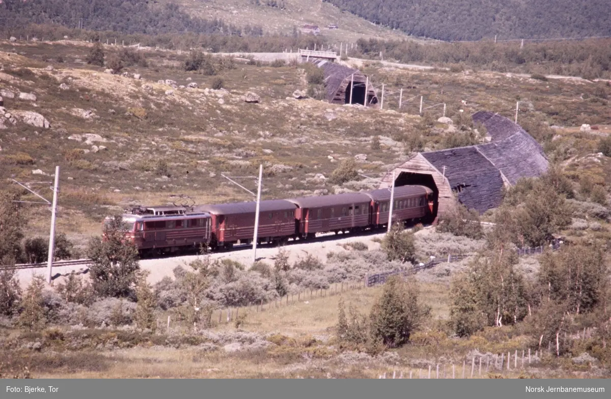 Elektrisk lokomotiv El 14 med dagtoget fra Oslo til Bergen, tog 601, ved Smettbakk nær Ustaoset på Bergensbanen