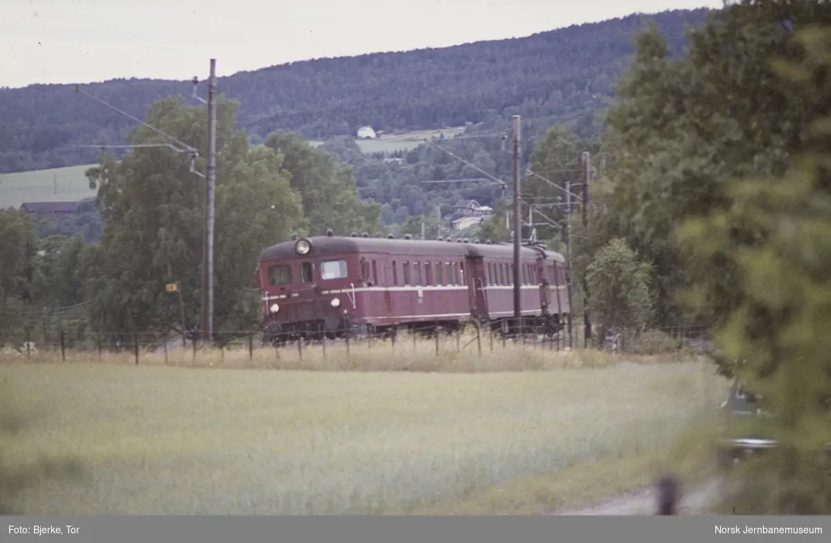 Elektrisk motorvognsett type 68A med persontog ved km 119 mellom Ask og Hønefoss på Randsfjordbanen