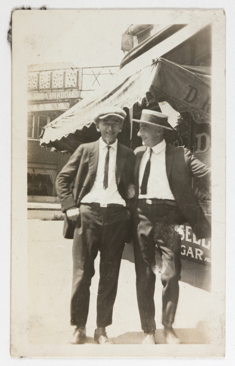 Kalle (Karl Bårdsen) og Bjarne Fixdal (t.h.) antageligivs i Chicago.