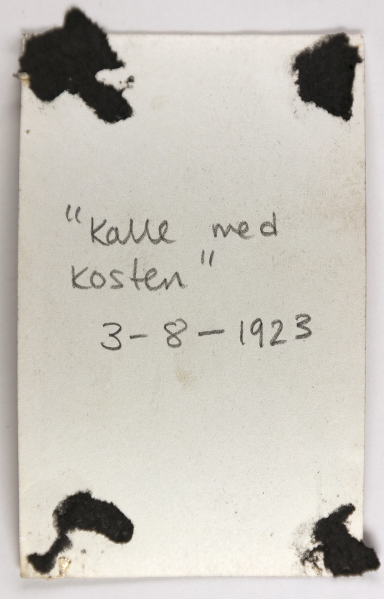 Kalle (Karl Bårdsen), venn av Bjarne Fixdal ved et hus, antageligvis i Chicago. I bakgrunnen er ei bro.