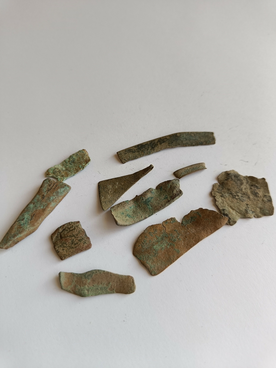 Diverse plateavklipp i metall som er avfall fra metallhåndverk.