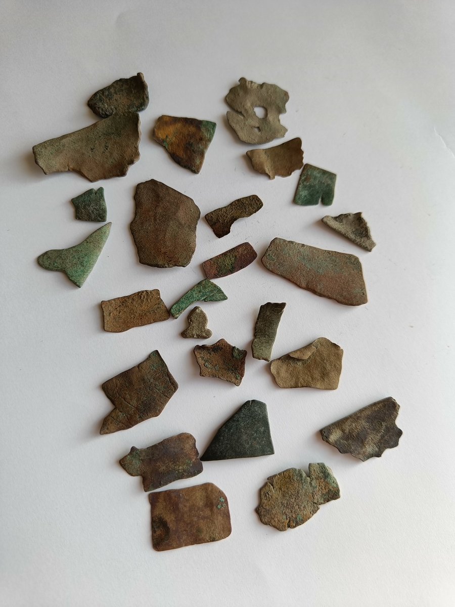 Diverse plateavklipp som er avfall fra metallhåndverk.