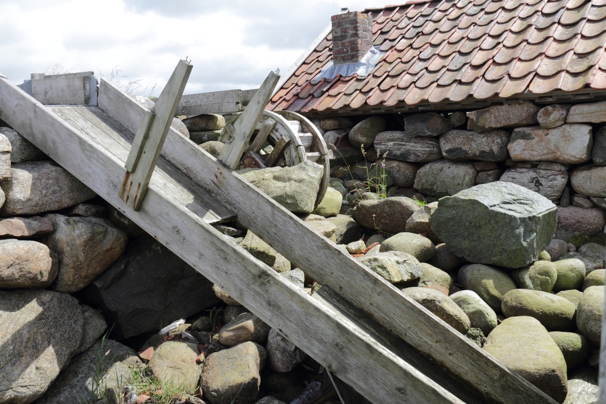 Vassrenner og stengsler  bygd i tre og stein