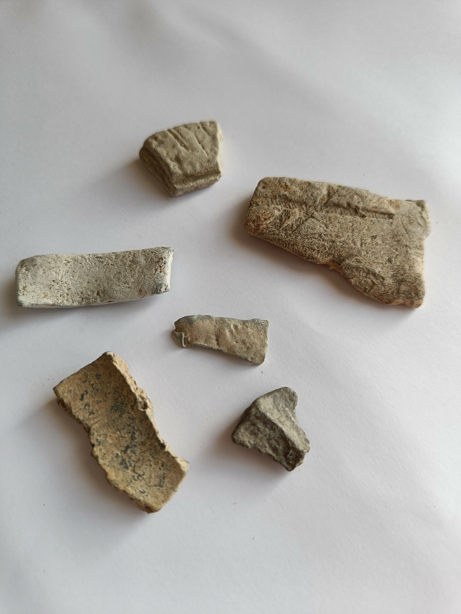 Tykke platebiter i bly som er rester og avfall fra metallhåndverk.