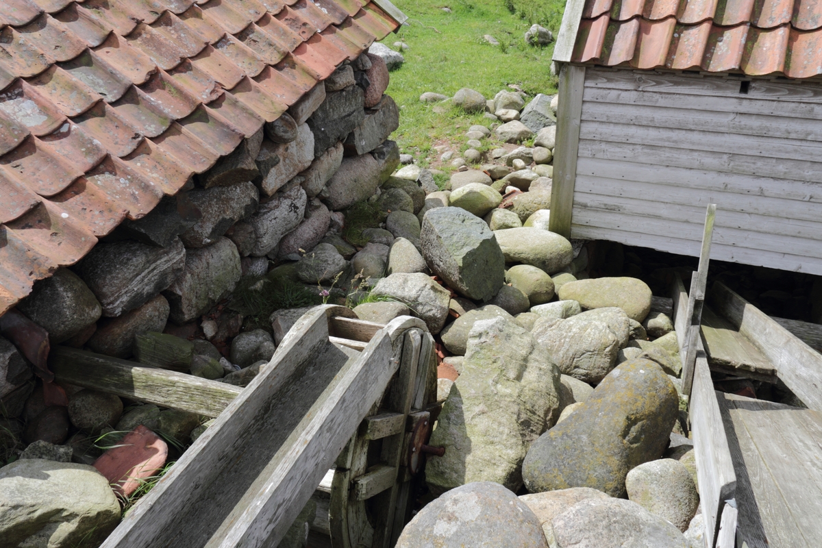 Vassrenner og stengsler  bygd i tre og stein