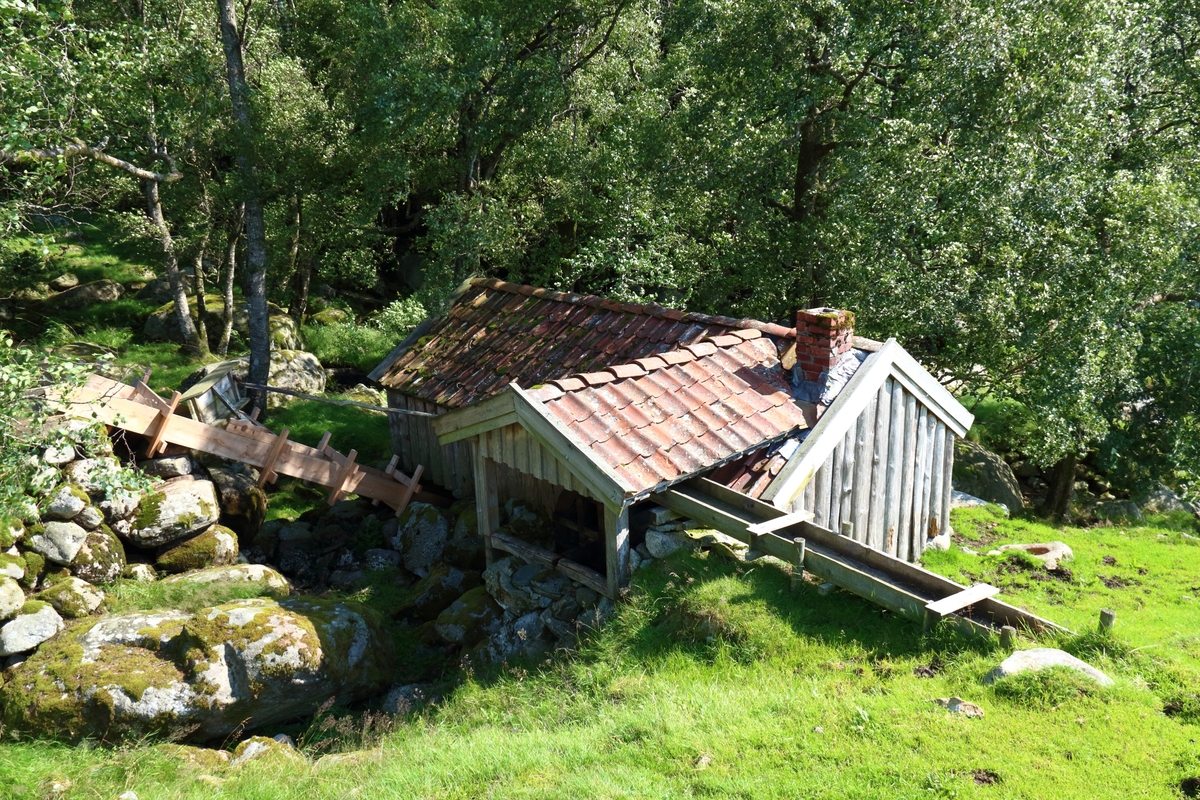 Kvern med tørke. Kvern og tørke i same hus. Kverna blir driven av ein kvernkall, vengjen i tørka av eit lite overfallshjul. Eit system av vassrenner forsyner kvern og tørka med vatn. Vassrennene er bygd i jord, stein og tre.